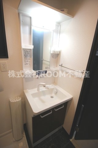 洗面設備　独立洗面台あり、毎朝おしゃれに忙しい女性の方におすすめです
