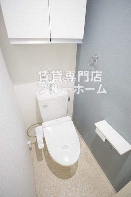 トイレ　温水洗浄便座付きのトイレです！収納棚付きです！