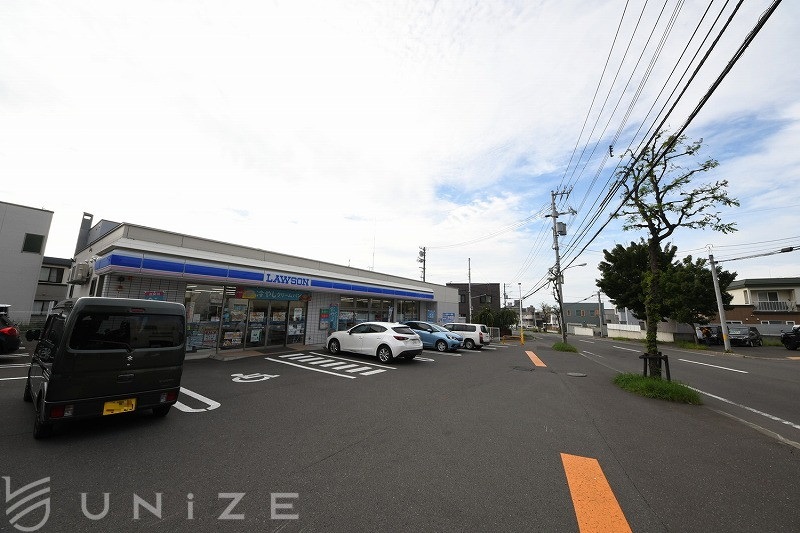 コンビニ　ローソン札幌月寒1条二丁目店（コンビニ）まで296m