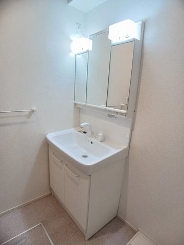 洗面設備　明るい洗面所です