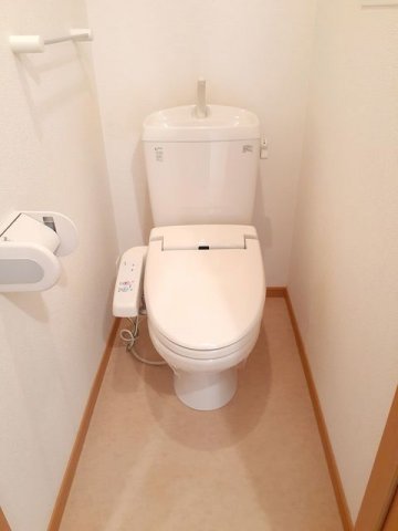 トイレ　落ち着いた色調のトイレです
