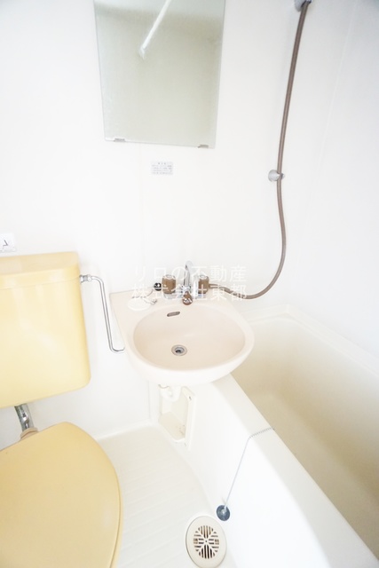 洗面設備　鏡付の洗面ボウルなので、洗顔するときに便利ですね☆