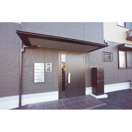 その他　共用エントランスにはオートロック、宅配ボックスあり