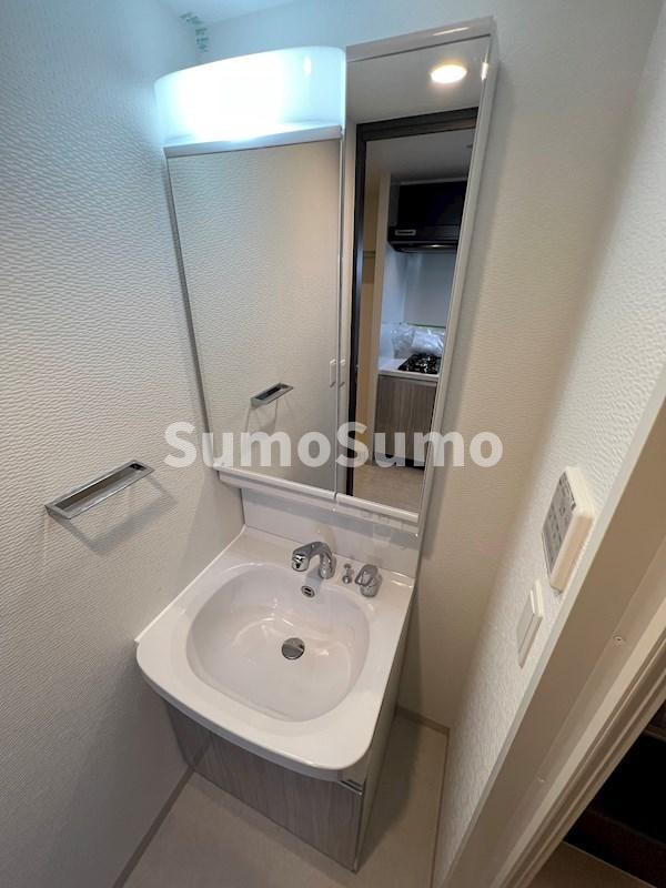 洗面設備　ゆったりとスペースのある洗面所