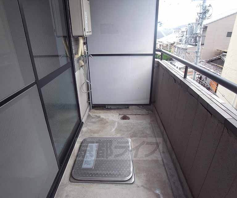 バルコニー　バルコニーに洗濯機設置可能です。