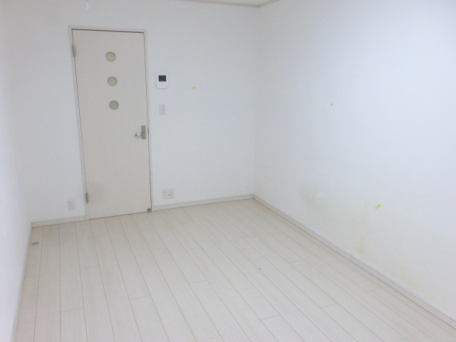 その他部屋・スペース　洋室　バルコニー側より撮影