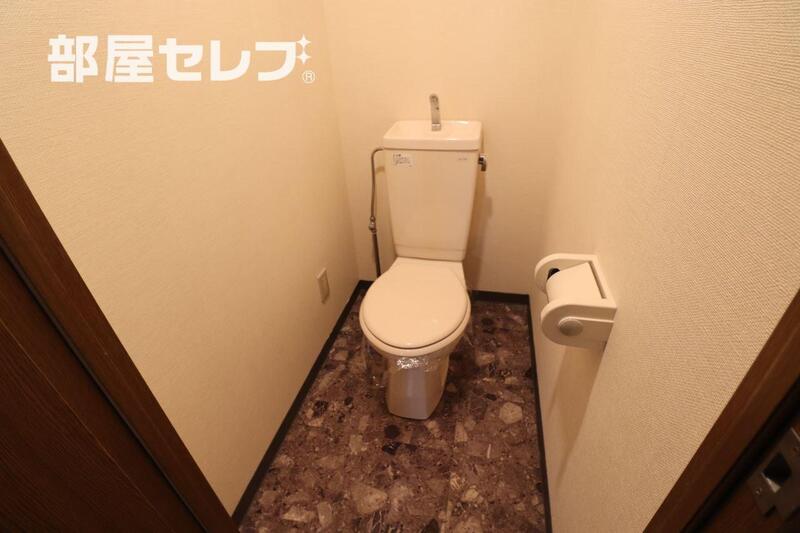 トイレ　※リノベーション前のお写真になります。