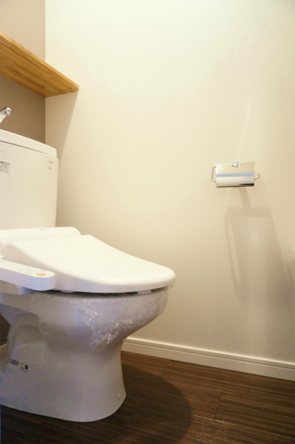 トイレ　落ち着いた色調のトイレです
