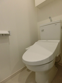 トイレ　落ち着いた色調のトイレです