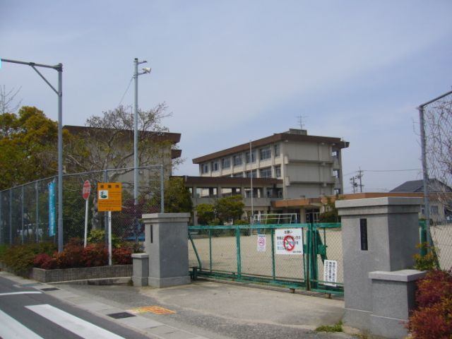 小学校　鈴鹿市立箕田小学校（小学校）まで515m