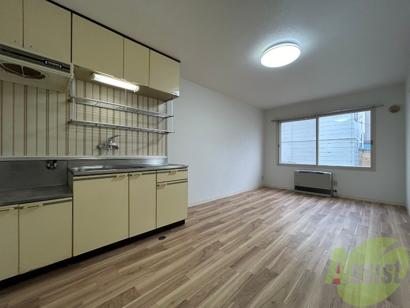 居室・リビング　リビングです。木目のフローリングが落ち着きますね。