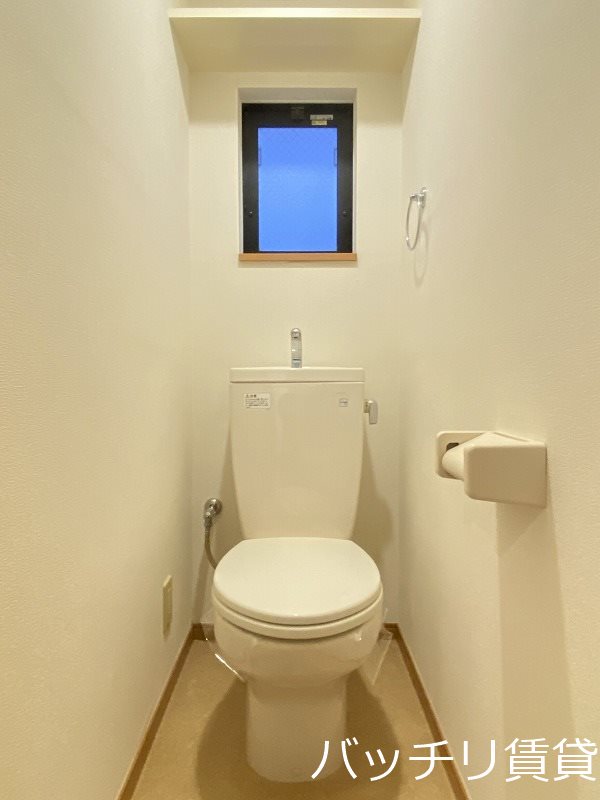 トイレ　画像は別号室タイプの為、現状を優先致します。