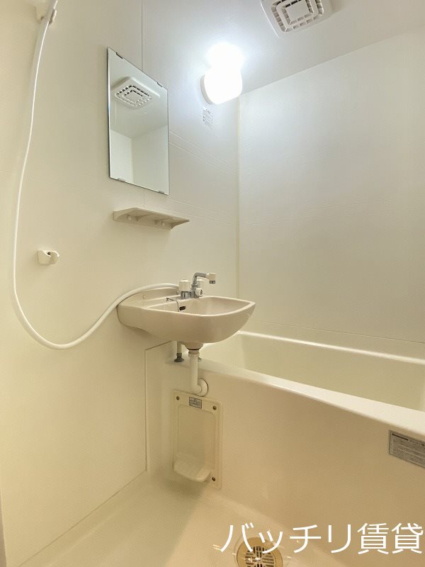バス・シャワールーム　画像は別号室タイプの為、現状を優先致します。