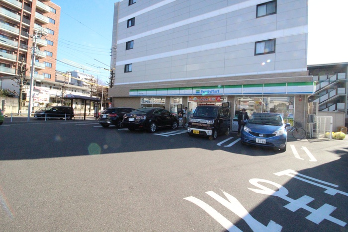 コンビニ　ファミリーマート（コンビニ）まで780m