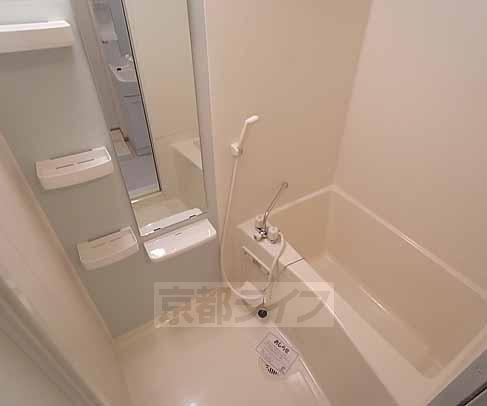 バス・シャワールーム　大きな鏡付き浴室。