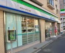 コンビニ　ファミリーマート伊豆屋下目黒三丁目店（コンビニ）まで240m