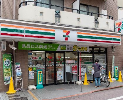 コンビニ　セブンイレブン（コンビニ）まで881m