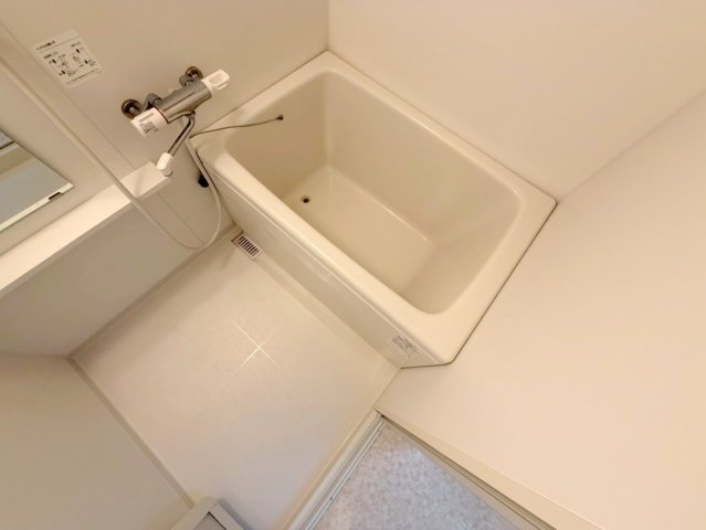 バス・シャワールーム　広めのお風呂は一日の疲れを癒してくれます。