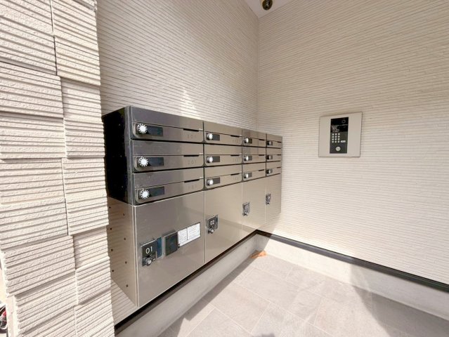 ロビー　ロビーにある各部屋毎のメールボックス。