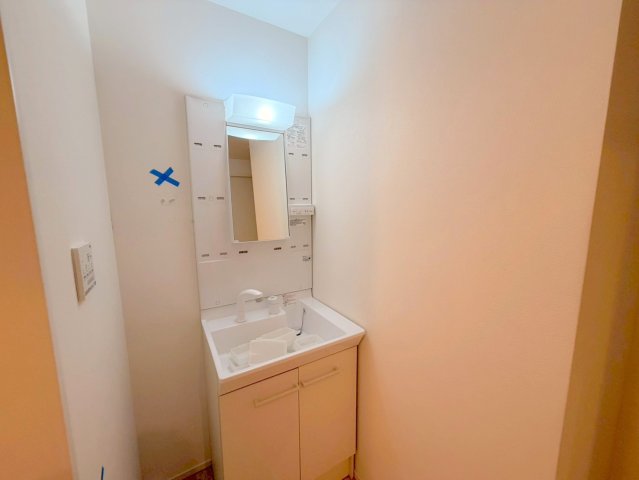 洗面設備　身支度が出来る独立洗面台です。