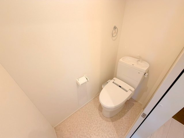 トイレ　綺麗なトイレにはウォシュレット標準装備です。