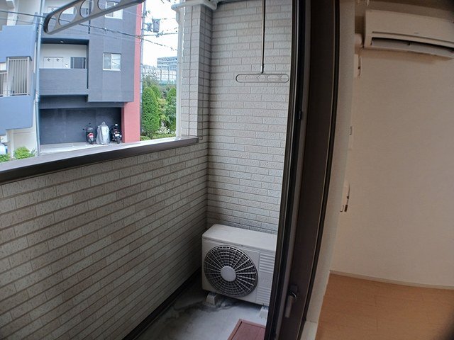 バルコニー　暖かな日差しのふりそそぐバルコニー