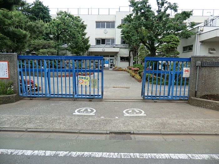 小学校　世田谷区立喜多見小学校（小学校）まで520m