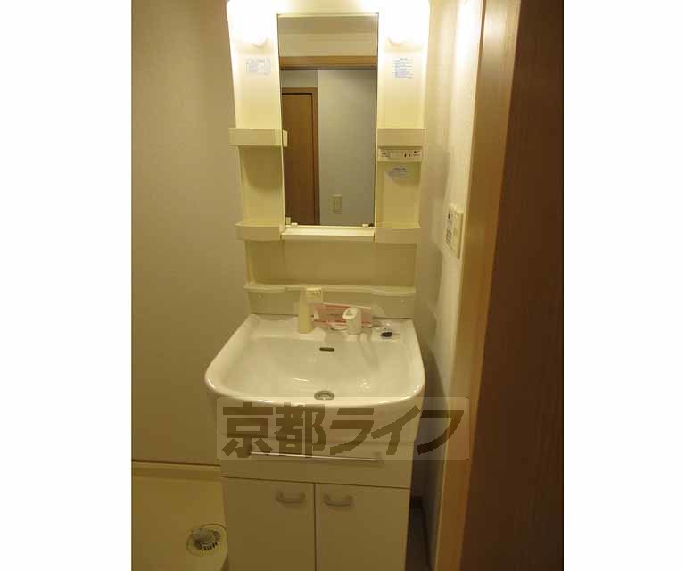 洗面設備　シャンプードレッサ付きの独立洗面台です。