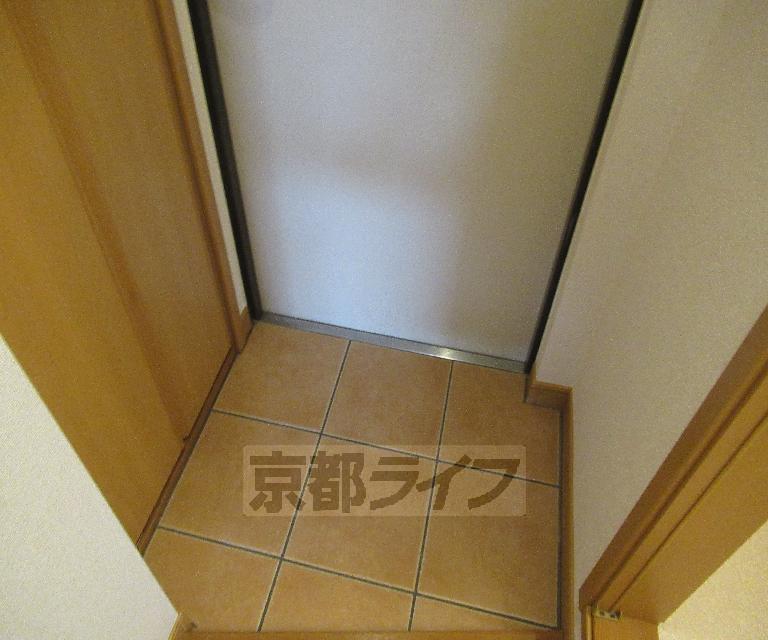 玄関　シャンプードレッサ付きの独立洗面台です。