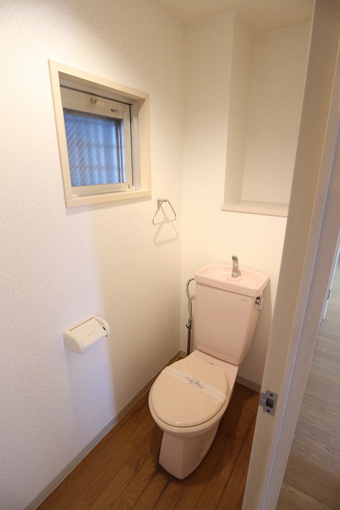 トイレ　トイレには窓付きです。
