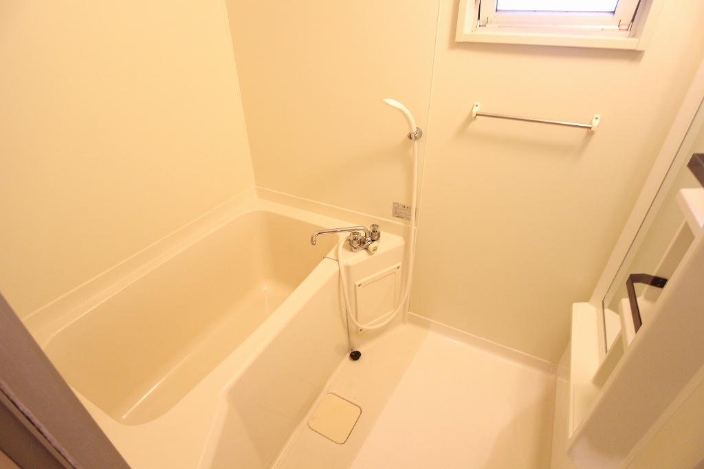 バス・シャワールーム　換気に便利な窓付です。