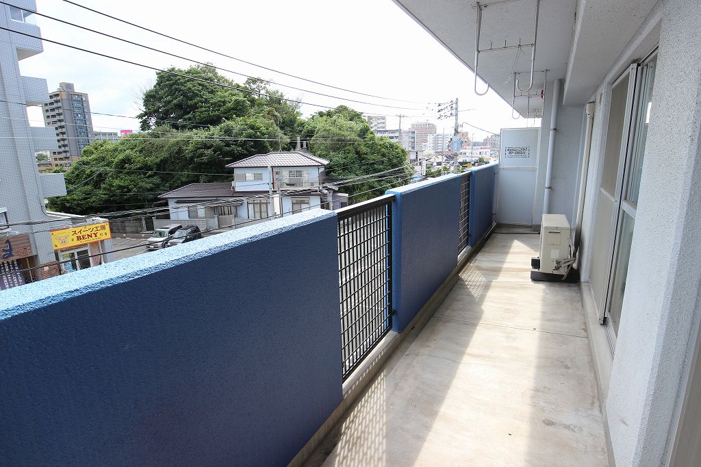 バルコニー　広々としたバルコニーで洗濯物に困りません。