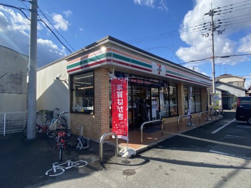 コンビニ　セブンイレブン 富田林川向町店（コンビニ）まで296m