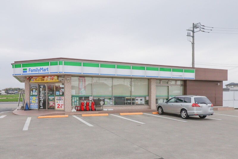 コンビニ　ファミリーマート ジェイ・クエスト佐波東店（コンビニ）まで772m
