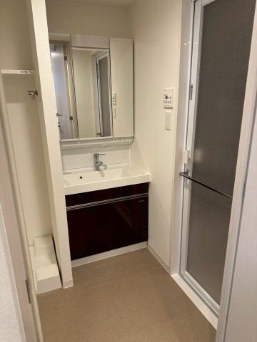 洗面設備　明るい洗面所です