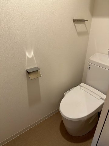 トイレ　落ち着いた色調のトイレです