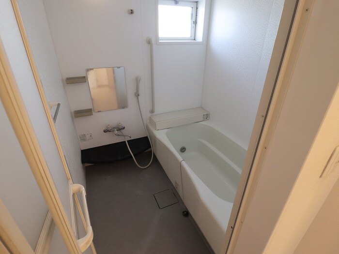 バス・シャワールーム　落ち着いた空間のお風呂です