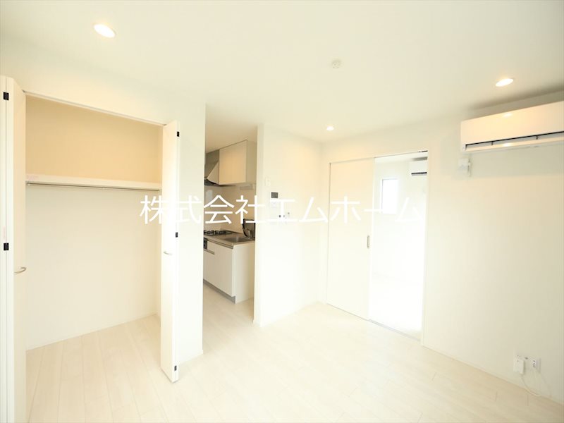 居室・リビング　ＬＤＫ8帖　クローゼット付（収納充実）エアコン付　窓付