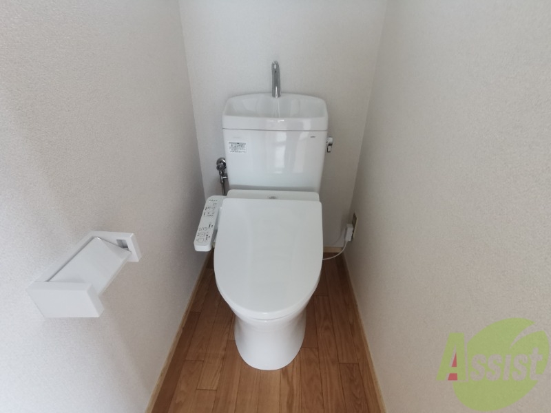 トイレ　トイレはシンプルで清潔感のある造りになってます。