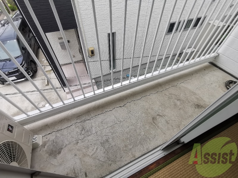 バルコニー　バルコニーは洗濯物を干すのに十分な広さです。