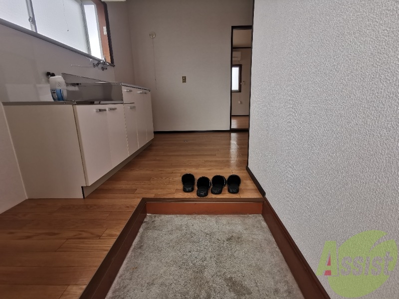 玄関　玄関から撮ってみました。敷居が低くて安心ですね。