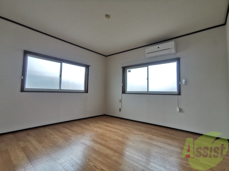 居室・リビング　８帖の洋室です！広々使えるのでリビングにいかがでしょうか？