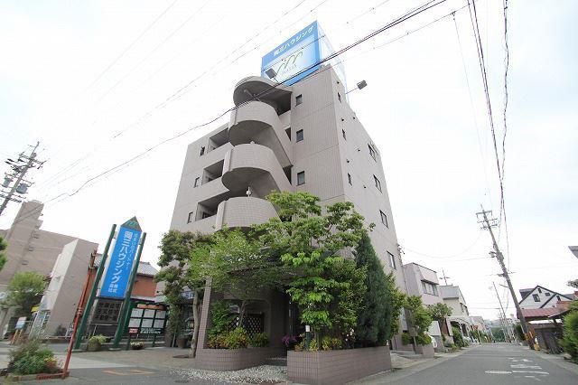 建物外観　管理会社さんが１階なので困った時はいつでも。