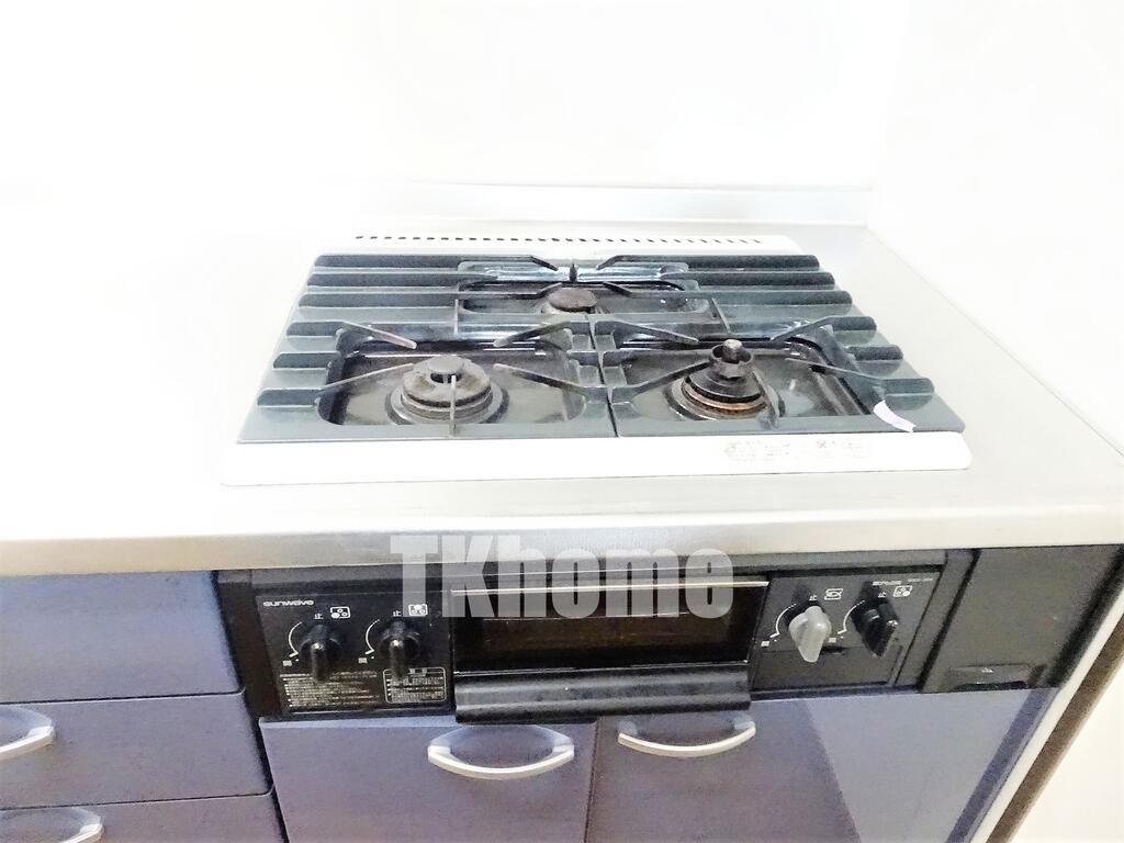 その他設備　３ツ口ガスシステムキッチン（同マンション別室・参考写真）