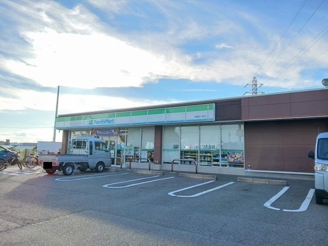 コンビニ　ファミリーマート（コンビニ）まで550m
