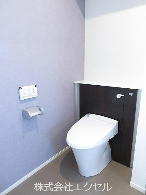 トイレ　温水洗浄便座です。