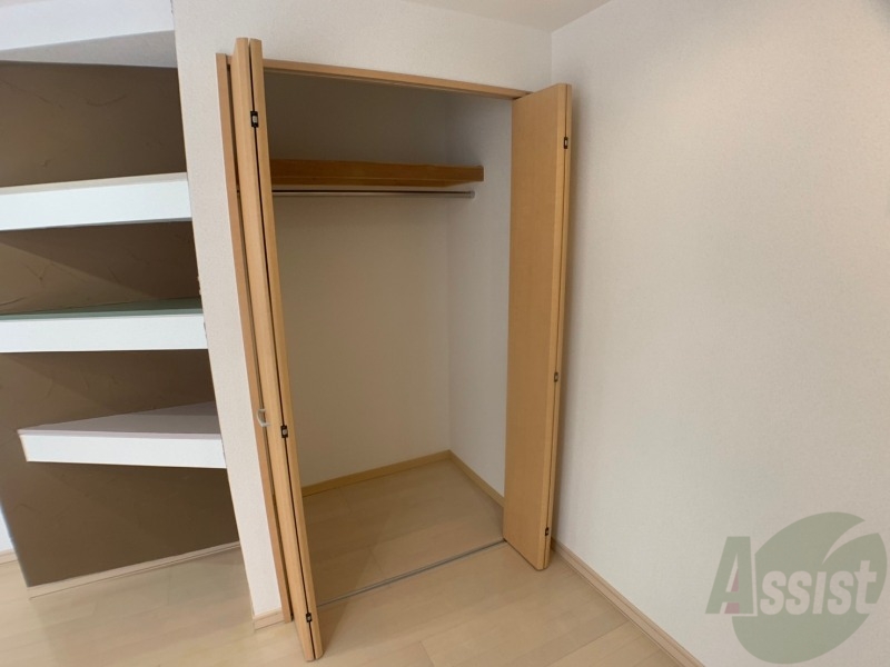 収納　クローゼットは奥行きもあり、荷物が多い方でも安心です。