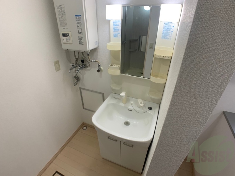 洗面設備　独立洗面台です。大きくてよいですね。シャンプーもできます。