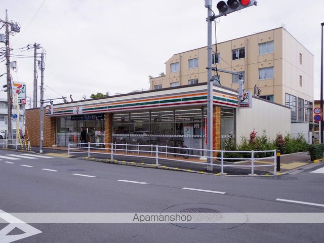 コンビニ　セブンイレブン（コンビニ）まで574m
