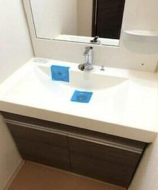 洗面設備　明るい洗面所です